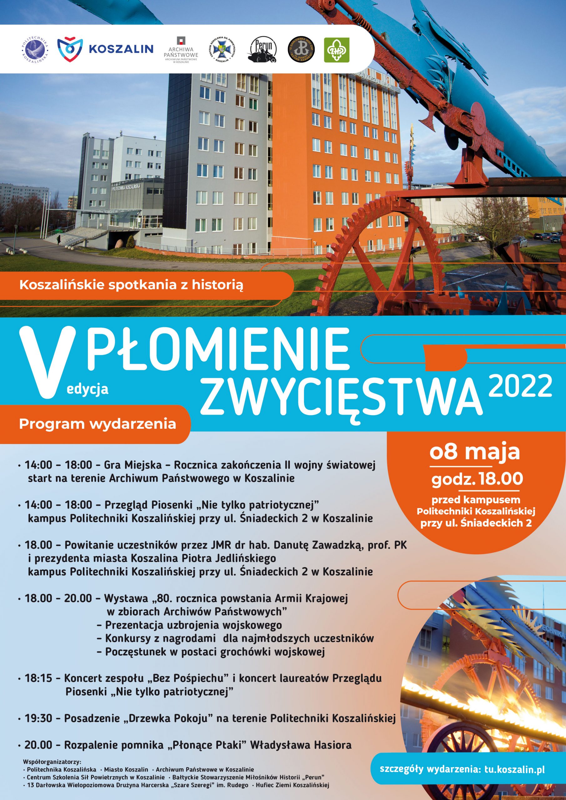 Afisz wydarzenia pod tytułem "Piąte Płomienie Zwycięstwa" 2022, format A1,od góry afisza widoczne niebieskie niebo, pasek z logo organizatrorów wydarzenia, cztery wysokie i wąskie budynki, czyli siedziba Politechniki Koszalińskiej przy ulicy Śniadeckich w Koszalinie, tam odbędzie się wydarzenie, po prawej stronie afisza fragment rzeźby Władysława Hasiora pod tytułem "Płonące Ptaki". Rzeźby są jedną z atrakcji wydarzenia, są usytuowane na wzgórzu nieopodal siedziby Politechniki, rzeźby są podpalane z okazji ważnych wydarzeń historycznych