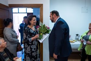 Dyrektor Archiwum Państwowego w Koszalinie Katarzyna Królczyk otrzymuje kwiaty i gratulacje z okazji Dnia Archiwisty od wiceprezydenta Koszalina Wojciecha Kasprzyka