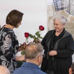 Dyrektor Archiwum Państwowego w Koszalinie Katarzyna Królczyk wręcza różę prelegentce Grecie Grabowskiej