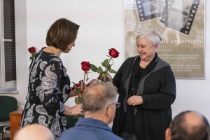 Dyrektor Archiwum Państwowego w Koszalinie Katarzyna Królczyk wręcza różę prelegentce Grecie Grabowskiej