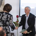 Dyrektor Archiwum Państwowego w Koszalinie Katarzyna Królczyk wręcza różę prelegentowi Krzysztofowi Urbanowiczowi