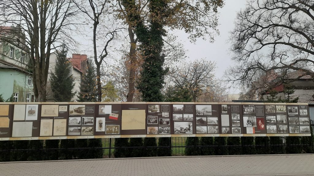 plansze wystawy przy ulicy Parkowej