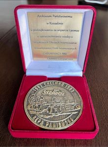Medal pamiątkowy w czerwonym aksamitnym pudełku