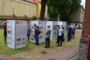 Goście oglądają plansze wystawy