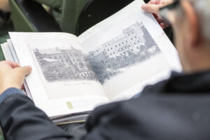 Wnętrze publikacji. Fotografia starej pocztówki.