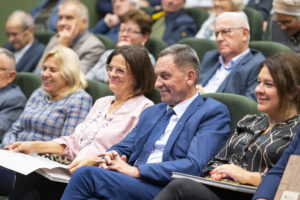 Zbliżenie na kilka osób z publiczności.