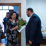 Dyrektor Archiwum Państwowego w Koszalinie Katarzyna Królczyk otrzymuje kwiaty i gratulacje z okazji Dnia Archiwisty od wiceprezydenta Koszalina Wojciecha Kasprzyka