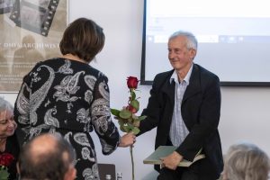 Dyrektor Archiwum Państwowego w Koszalinie Katarzyna Królczyk wręcza różę prelegentowi Krzysztofowi Urbanowiczowi