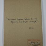 Brązowa teczka z napisem Dokumentacja techniczna budynku biurowego Wojewódzkiej Rady Związków Zawodowych 1956 r.